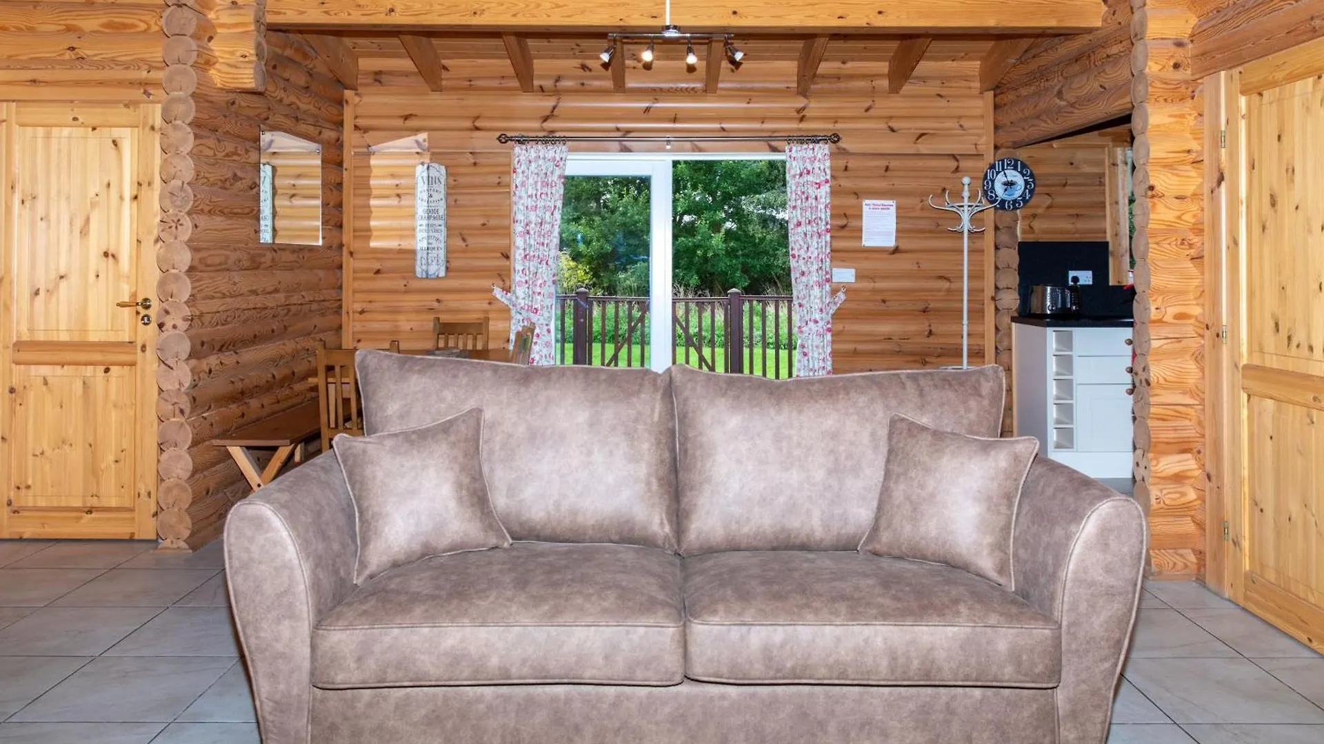 펜션 Quail Lodge - Nordic Log Cabin 셀비