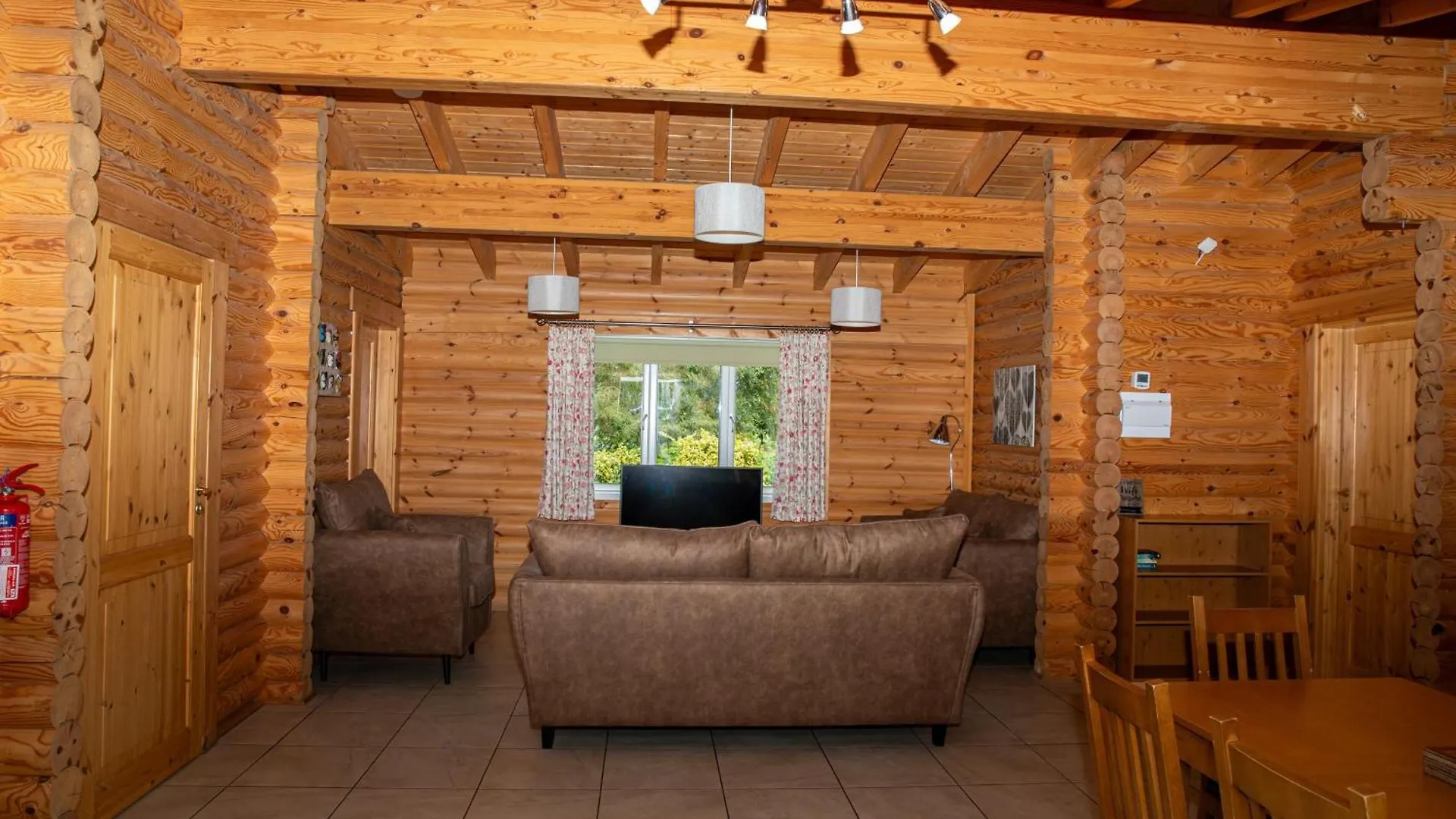 Quail Lodge - Nordic Log Cabin 셀비 펜션
