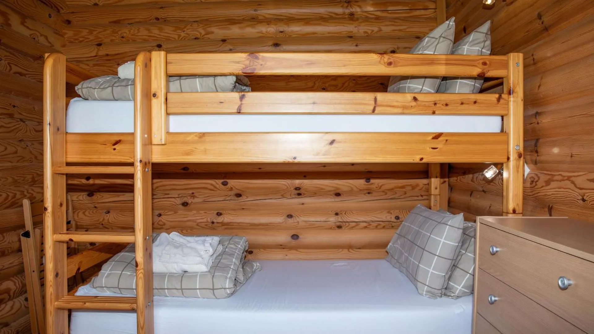 펜션 Quail Lodge - Nordic Log Cabin 셀비